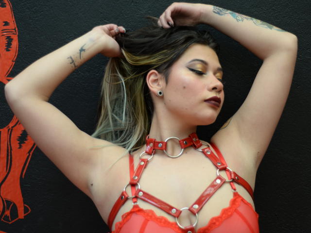 AmySexyBom - Live Sex Cam - 10612727