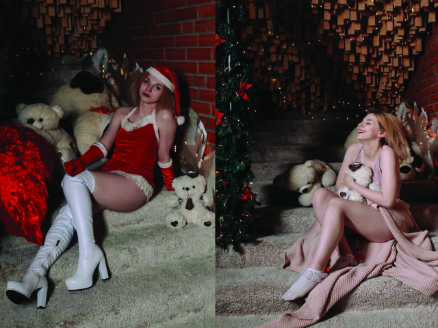 ScarletAmi draagt een rode fluwelen top en witte laarzen, toont haar achterwerk, met een kerstmuts en witte kniekousen, links. ScarletAmi draagt roze lingerie, toont haar borsten, met knuffeldiertjes, rechts..