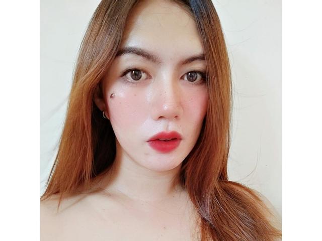 TsHOTLETITIA tiene piel clara, ojos marrones y cabello largo y castaño. Tiene una pequeña marca de nacimiento en su mejilla izquierda, y sus labios rosados están ligeramente entreabiertos..