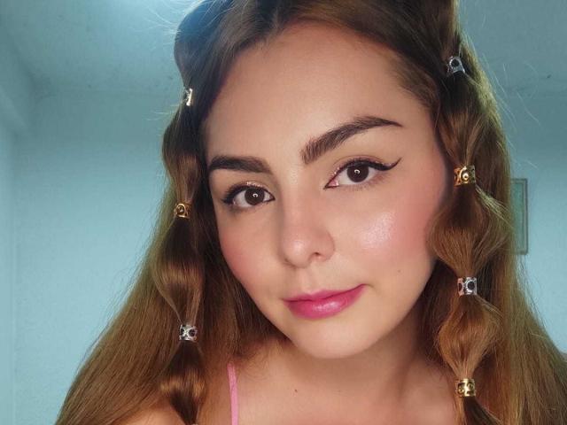MarieNShantal tiene la piel clara, ojos marrones y lápiz labial rosa. Su cabello castaño ondulado está trenzado y lleva pequeñas ligas doradas y blancas. Lleva una blusa rosa..