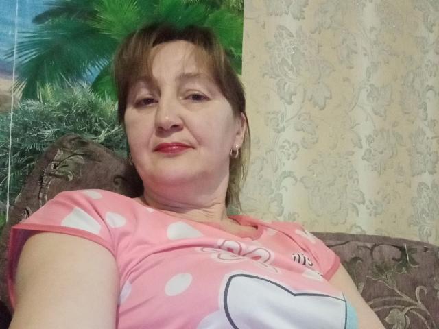 PhebeDi ha la pelle chiara, i capelli castani e il rossetto rosso. Indossa una camicia rosa a pois con un disegno bianco di Hello Kitty. Ha il seno piccolo ed è sorridente..