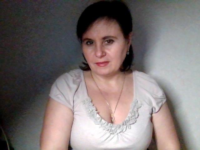 IsaTimeSweet ha un ombretto rosa, un eyeliner scuro, un blush rosa e un rossetto rosa acceso. Indossa una camicia a righe con strisce nere e bianche. I suoi capelli sono raccolti in un'acconciatura disordinata..