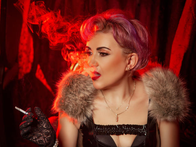 IsabelaConte, avec des cheveux roses, en train de fumer, rouge à lèvres rouge, manches en fourrure, gants noirs, tenant une cigarette, lumière rouge, collier, regardant sur le côté, sexy, aguicheuse, fumée dans l'air..