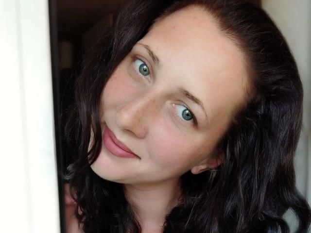 Katerina Pits ha la pelle chiara, gli occhi azzurri e i capelli scuri e ondulati, con un leggero sorriso e labbra rosate, che la fanno sembrare carina e attraente..