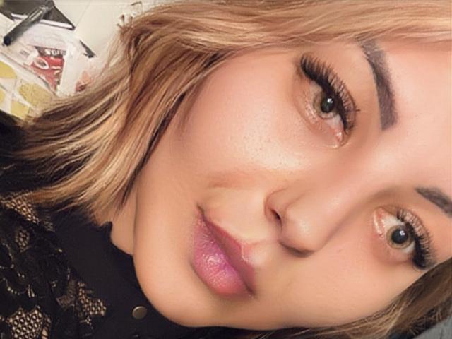 EveNetty heeft een schattig gezicht met een bruine huid, bruine ogen en volle, roze lippen. Ze draagt zwart kant, haar blonde haar is licht golvend, en ze heeft een fronsende uitdrukking..