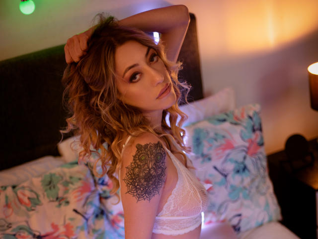 SkinnyHolly - Live Sex Cam - 12533036