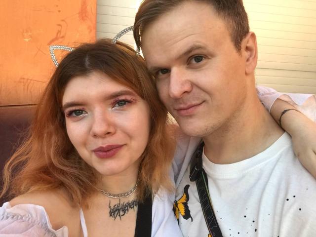 ChillOutt met bruin haar en kattenoren, en ChillOutt met kort bruin haar, die witte shirts en een zwarte band dragen. Ze heeft roze eyeliner en een ketting om haar nek..
