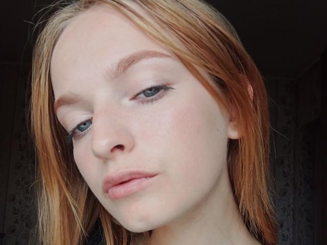 Markizza ha la pelle chiara, gli occhi azzurri, i capelli rossi, le labbra rosa leggermente dischiuse e un'espressione rilassata e delicata. Le sue sopracciglia sono sottili e le sue ciglia sono lunghe..