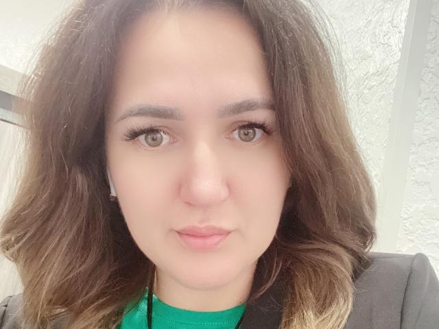 Annabelle, también conocida como Allie, tiene ojos marrones claros, labios carnosos y cabello ondulado marrón. Lleva una camisa verde con una chaqueta negra y auriculares blancos. Su trasero no es visible..