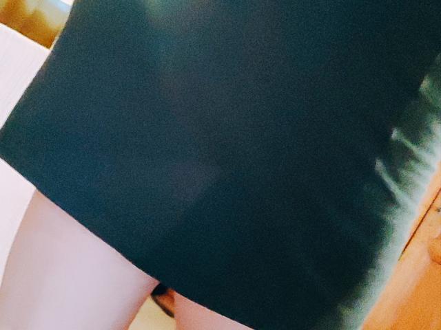 LaFrancaiseAlessandras schwarzes Kleid wird hochgezogen, wodurch ihr nackter, heller Hintern und ein Hauch von schwarzer Unterwäsche sichtbar werden. Der Fokus liegt auf ihrem unteren Rücken und ihrem oberen Oberschenkel..