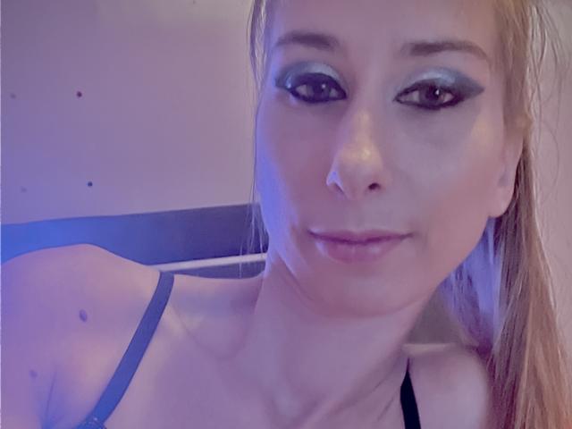 CoralieXX - Live sex cam - 13486636