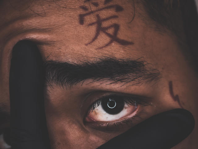 El ojo de SteveArt está parcialmente cubierto por un guante negro, con caracteres chinos en su frente y una ceja negra. Su piel es marrón y su ojo es azul..