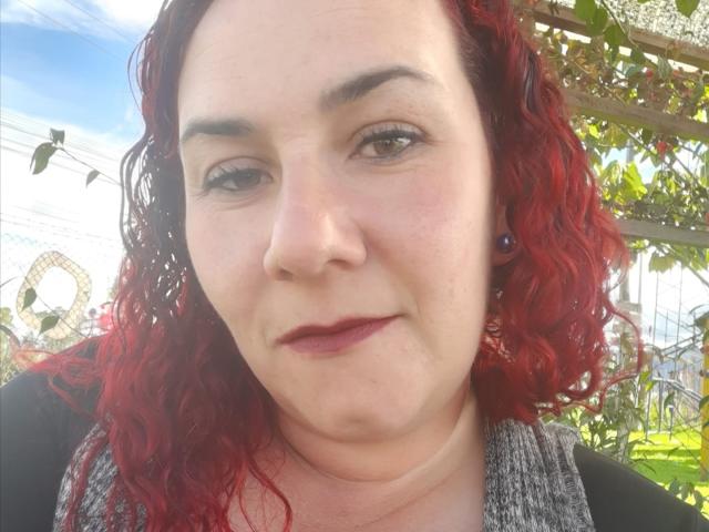 SamySexxiy ha i capelli rossi e ricci, la pelle chiara e un viso leggermente paffuto con occhi marroni e sopracciglia scure. Indossa una sciarpa grigia e orecchini viola, ed ha un sorriso dolce..