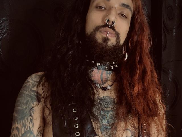 EscariotNEeva heeft lang, golvend rood-zwart haar, tatoeages en meerdere piercings, waaronder een neusring en een lipring, en draagt een leren choker met metalen studs..