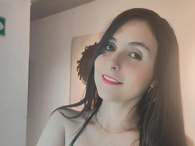 AmbeerBlack ha lunghi capelli neri, rossetto rosa e un sorriso carino. Indossa una maglietta nera, una collana dorata e orecchini a cerchio. Il suo seno è piccolo e la sua vulva è nascosta..