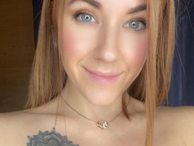 Misstyk heeft blauwe ogen, lichtroze lippen en een kleine glimlach. Ze draagt een ketting met een vlinderbedel en heeft een tatoeage op haar rechterborst..