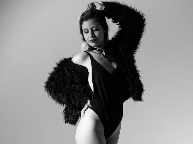 EmiilyRogers - Live Sex Cam - 14328982