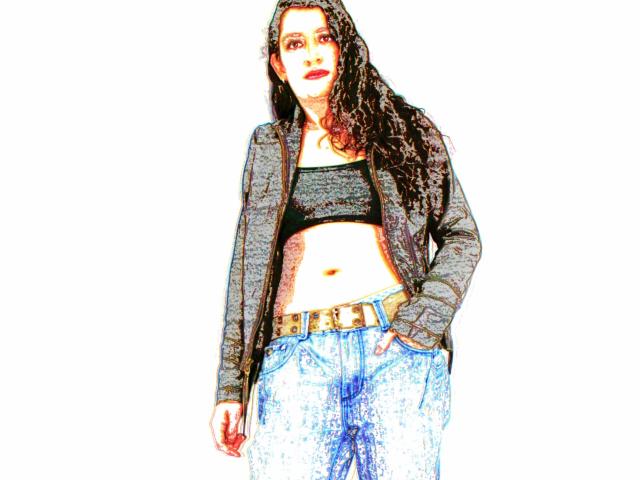 SwitchAmaraX mit welligem, dunklem Haar, rotem Lippenstift, schwarzem Sport-BH, offener, grauer Jacke, blauen Jeans, Gürtel, Hand in der Tasche, stehend, zeigt ihren flachen, trainierten Bauch..