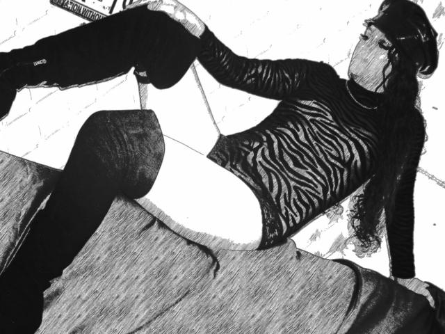 Schwarz-weißes Skizze von SwitchAmaraX mit Top mit Zebramuster, schwarzen Oberschenkelstrümpfen und schwarzer Mütze, die auf einem Bett liegt, die Beine gespreizt, wobei nackter Hintern und schwarze Hose zu sehen sind..