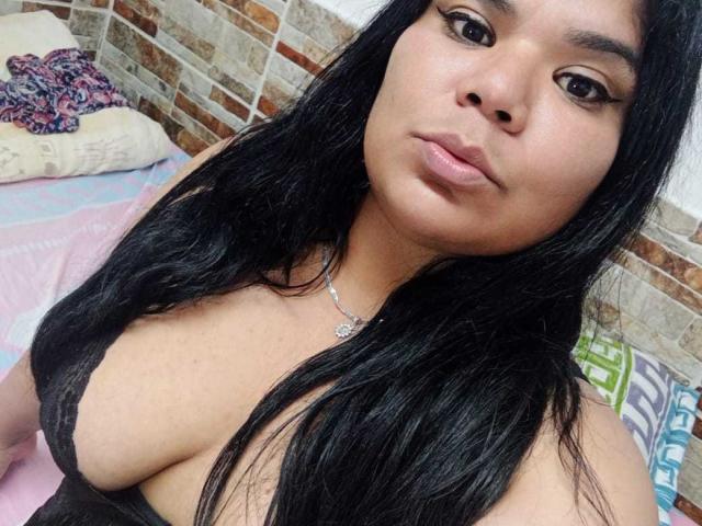 LiAngel a de grandes seins, de longs cheveux noirs et une expression neutre. Elle porte un haut noir et un collier en argent avec un petit cœur. Ses yeux sont légèrement en amande..