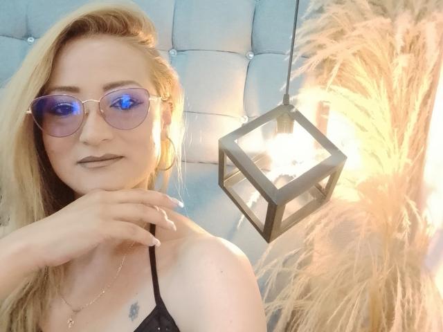 LucyRosiekus - Live sex cam - 15012186