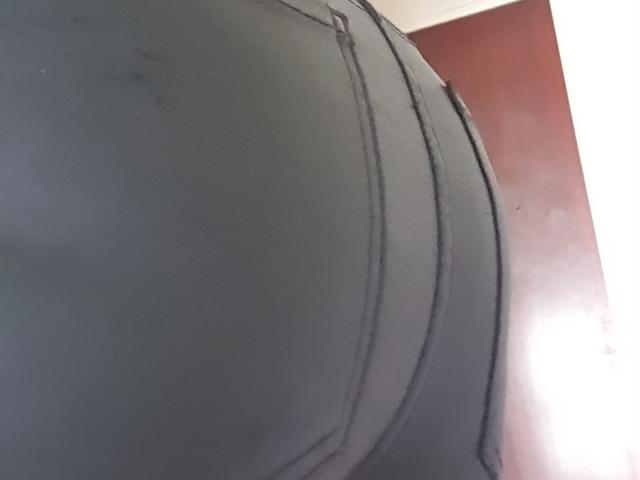 Schiena e glutei in pelle nera, dalla forma curva e con cuciture a vista, che occupano gran parte dell'inquadratura. Il sedere di Vitche69 è ben visibile, mostrando la texture e il materiale..