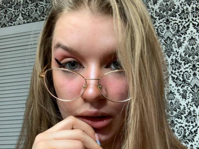 CuteCarmen - Live sex cam - 15225174