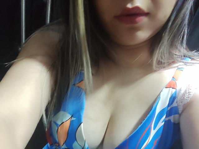 Myalewwis, con un seno di media grandezza, indossa un abito blu con fiori, che mette in mostra il décolleté. Ha i capelli castano chiaro, le labbra leggermente socchiuse e un incarnato chiaro e delicato..