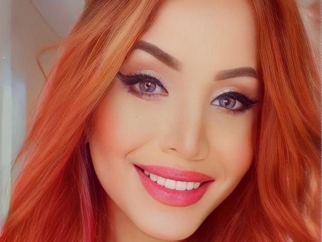 SophieFantasyHot tem cabelo ruivo, batom rosa, cílios grossos e um sorriso adorável. Seus olhos castanhos são ligeiramente inclinados para cima, e ela tem sobrancelhas bem cuidadas..