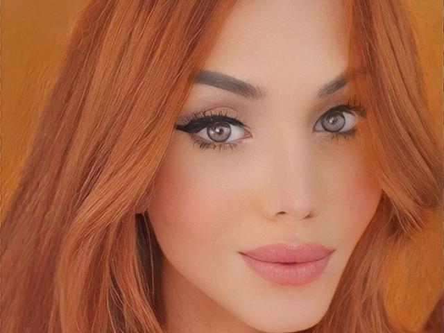 SophieFantasyHot ha i capelli biondi, occhi azzurri con un eyeliner nero spesso e rossetto rosa. Le sue sopracciglia sono scure e ben definite, e ha un leggero sorriso sul viso..