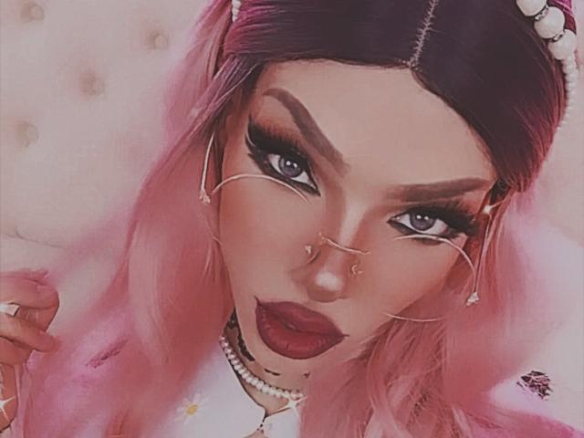 LucyVendeta tem cabelo rosa, batom vermelho escuro e maquiagem de olhos marcante. Ela usa um piercing no nariz, pequenas brincos em formato de estrela e um colar de pérolas. Seus olhos azuis são intensos..