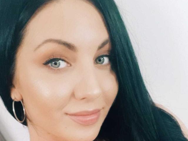 TanyaDevon tiene el cabello negro, ojos verdes y una ligera sonrisa con labios rosados. Lleva un arete de aro plateado en su oreja izquierda. Su piel es clara y suave..