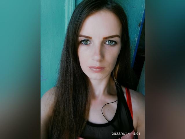 ValeriyaAngel ha lunghi capelli castani, occhi verdi e un viso carino con un leggero sorriso. Indossa una canotta nera con spalline rosse, che mette in mostra il suo seno piccolo..