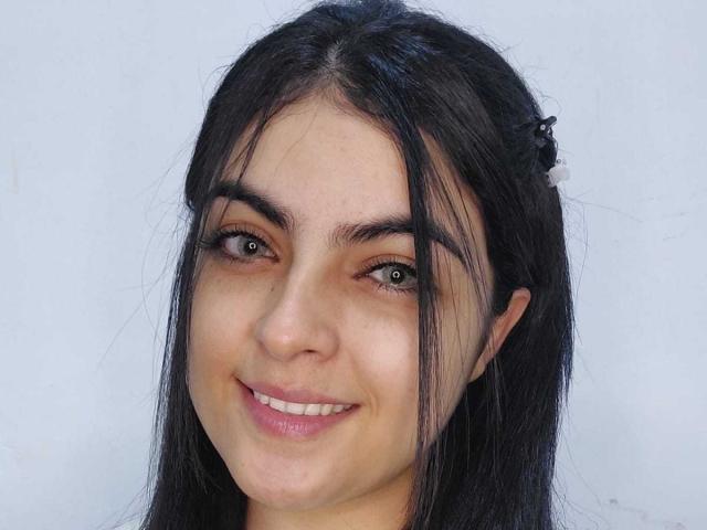 MarilynWoods tiene el cabello oscuro y lacio, ojos marrones y una sonrisa encantadora con labios rosados. Sus senos no son visibles. Tiene un tono de piel claro y un ligero bronceado..