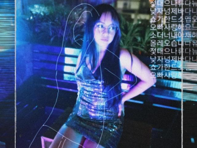VeroHotLove com cabelos longos e pretos, vestindo um vestido azul brilhante com lantejoulas, em pé com as mãos nos quadris, luz azul brilhante, fundo escuro, tons neon azul e roxo..