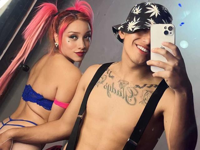 Pinkandkey69, avec des couettes roses, un soutien-gorge en dentelle bleu et un string, montrant ses fesses. Pinkandkey69, sans chemise, en bretelles, avec un chapeau, prenant un selfie, souriant, avec des tatouages, tenant un iPhone..