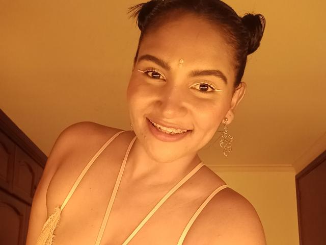 SalomeSexxy - Live sex cam - 16885622