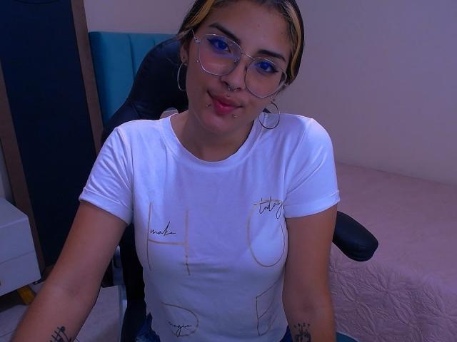 CamilleRossi - Live Sex Cam - 17003610