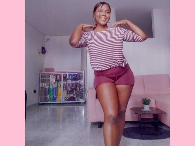 EmiraHot - פורנו בשידור חי ומצלמת סקס - 17020946