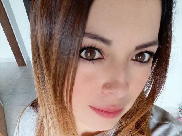 Seher ha gli occhi marroni, la pelle chiara e i capelli castani con riflessi biondi. Il suo piccolo naso è visibile, e indossa un rossetto rosa tenue. Il suo seno non è visibile..