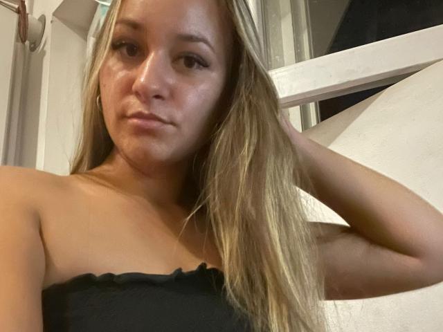 RoseStrawberries - Live porn &amp; sex cam - 17235590