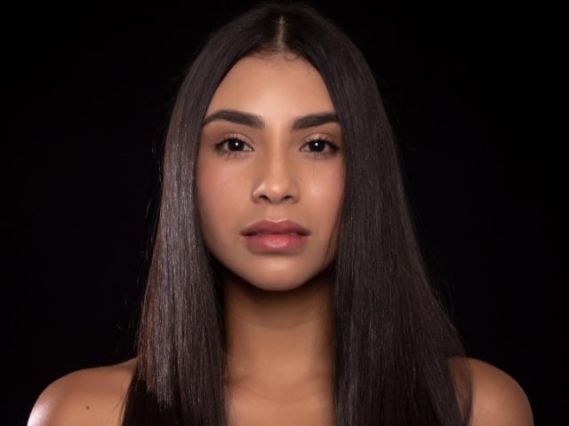 FelicityAdria ha lunghi capelli lisci di color castano scuro, una pelle marrone media e labbra piene con un'espressione neutra. Le sue sopracciglia sono folte e ha gli occhi marroni..