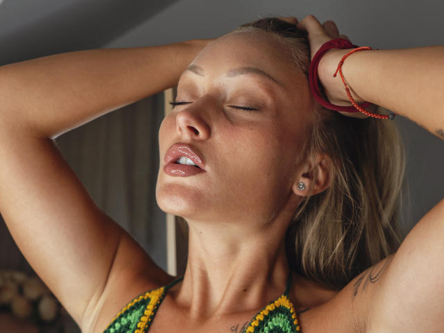 GraceFoxi - Live sex cam - 17361490