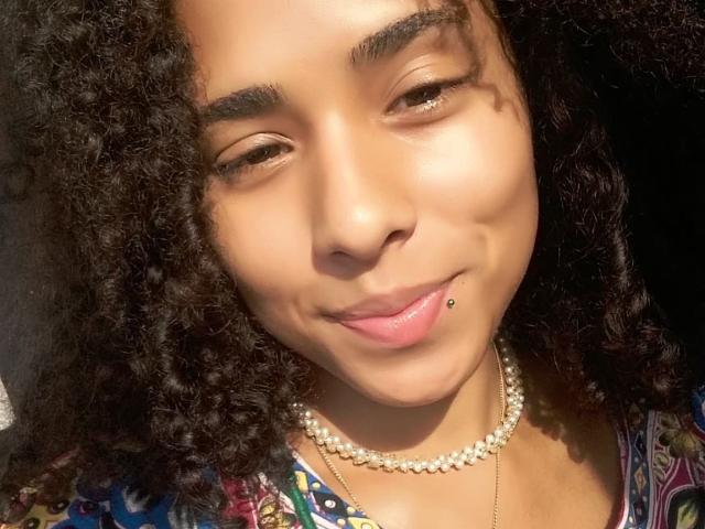 Courtney Lias ha i capelli neri e ricci, gli occhi marroni, una collana di perle e il labbro inferiore perforato con un piccolo piercing argentato. Ha un leggero colorito marrone chiaro ed è sorridente..