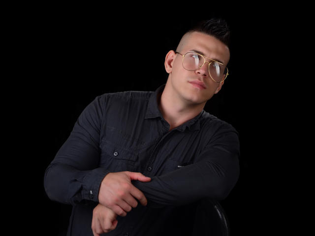 BigLatinMuscleGuy - Live porn &amp; sex cam - 17535642