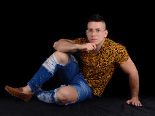 BigLatinMuscleGuy - Live porn &amp; sex cam - 17535662
