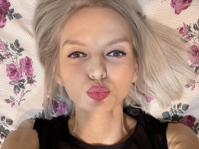 DouceAmelia - Live sex cam - 17558850