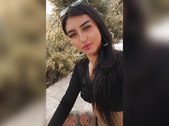 LuciaCalixto tiene el pelo largo y negro, ojos marrones y lápiz labial rosa. Lleva una blusa negra que deja ver un tatuaje en su muslo derecho, y tiene un piercing en la nariz..