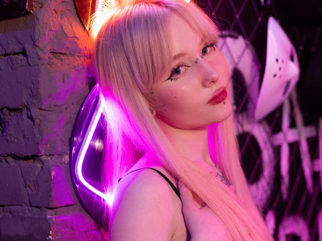 LaneyvilI ha lunghi capelli rosa, un faro anteriore rosa neon, lentiggini, rossetto rosso, un anello al naso e eyeliner. Indossa una canotta bianca, con luci rosa e viola..