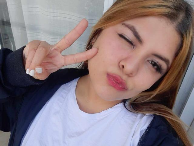 LuciaRobertz - Live Sex Cam - 17678998